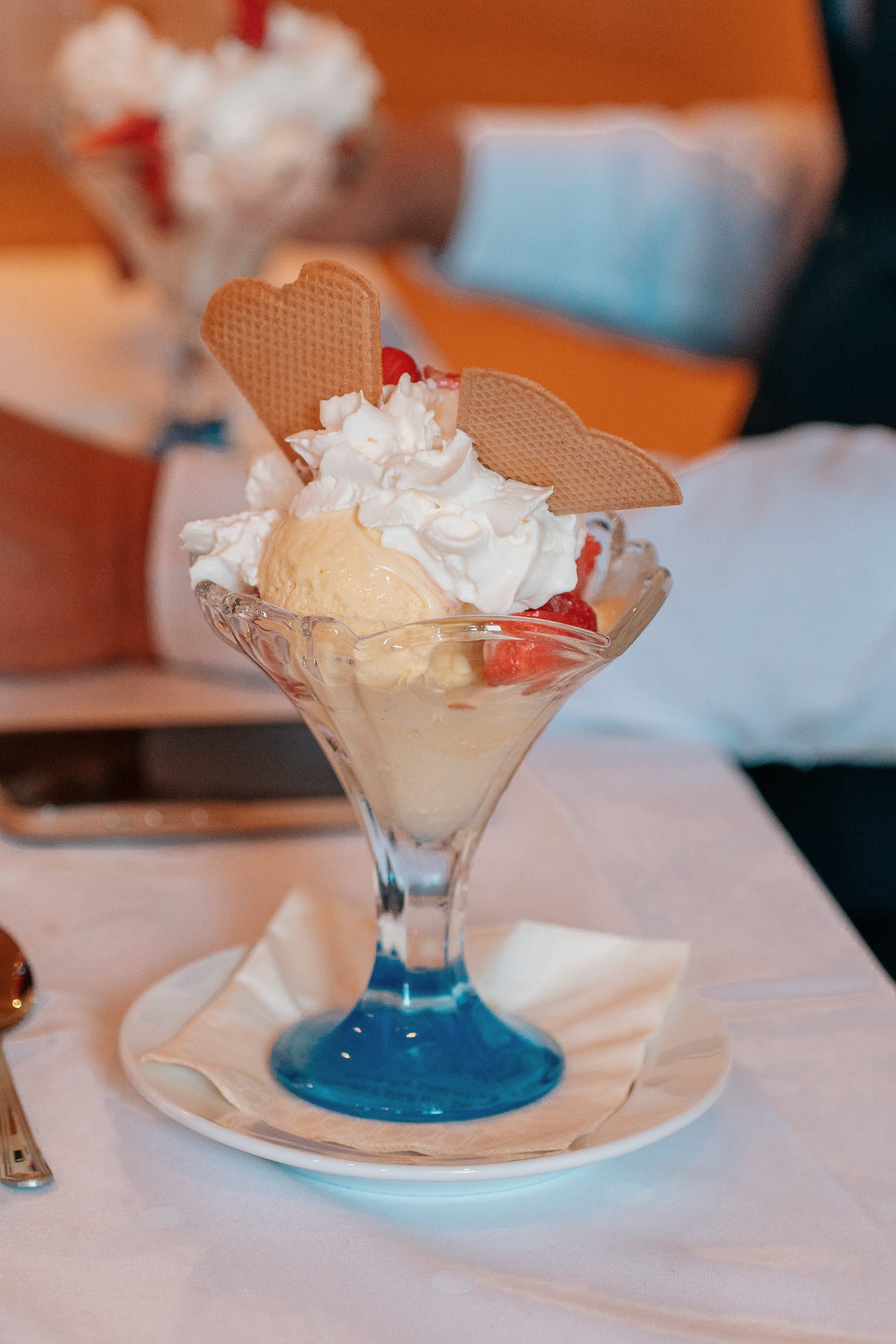 Hausgemachter Eisbecher mit Sahne und Waffelherz