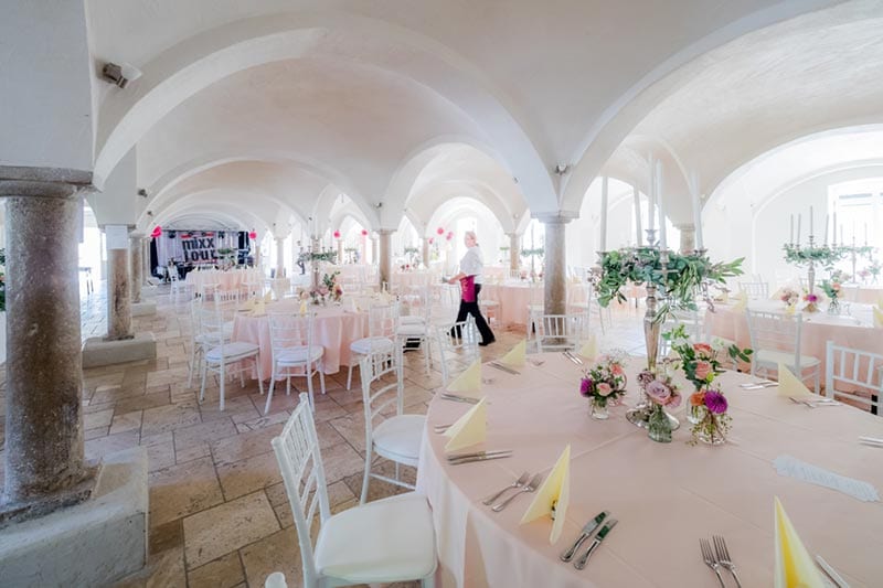 Hochzeitsfeier in einem Gewölbe-Saal