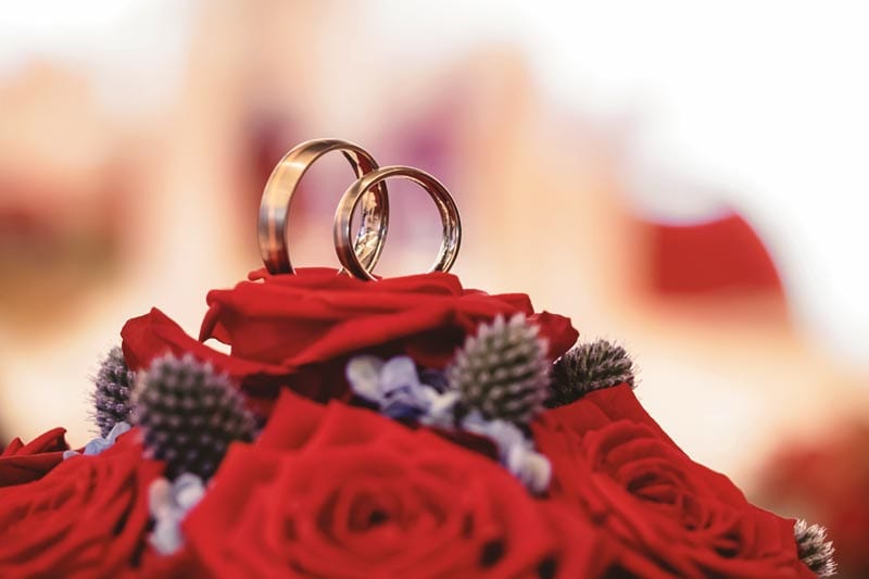Hochzeitsringe auf weißer Unterlage