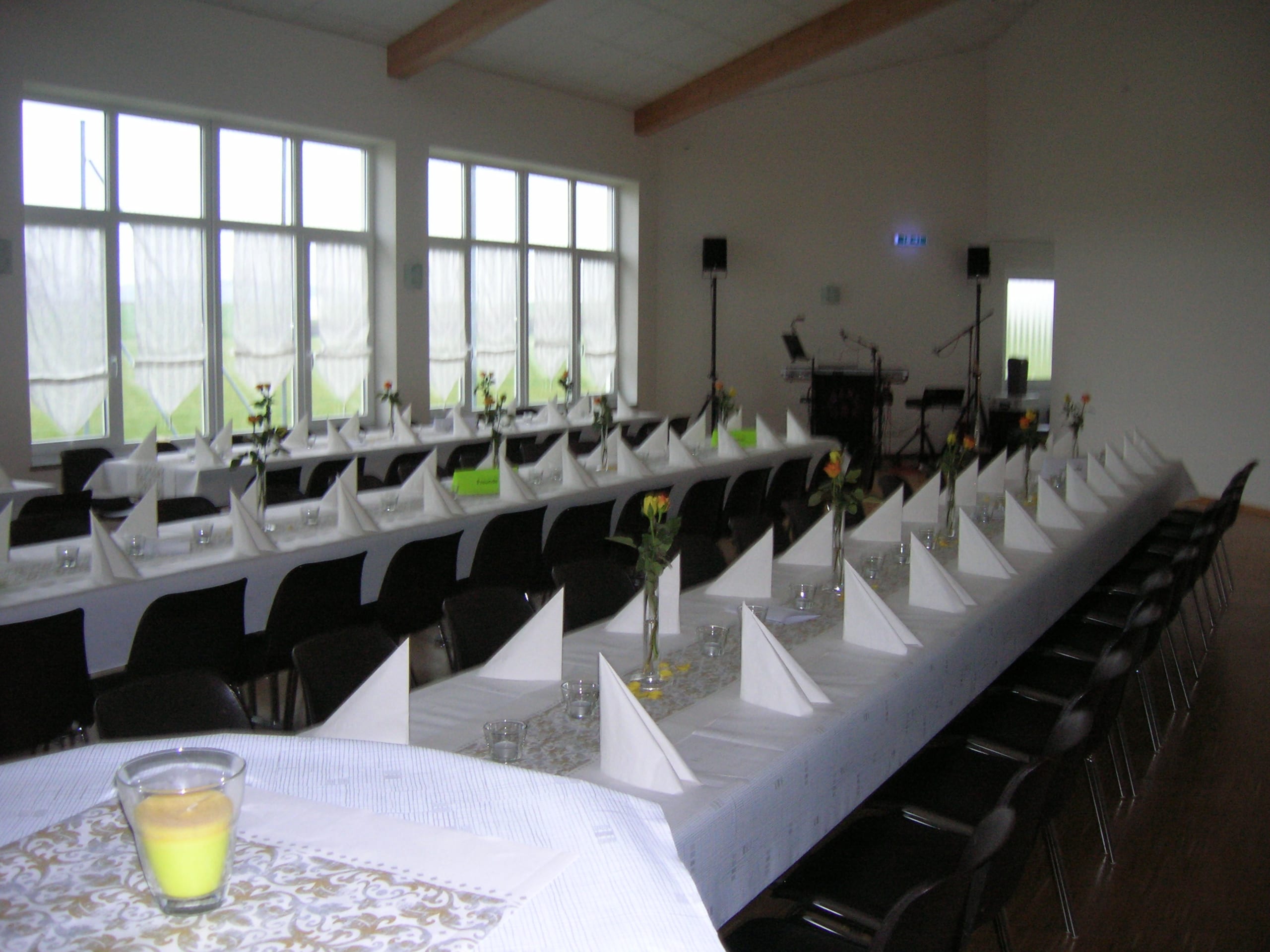 Festlich gedeckte lange Tafel in der Event-Location von Catering Gold in Kammerberg