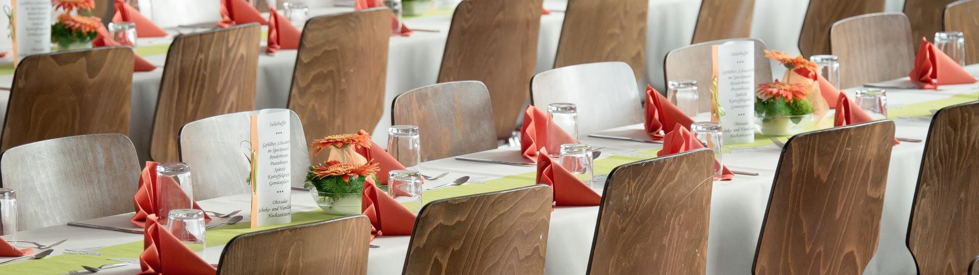 Festlich gedeckte Tafel auf einem Firmenevent