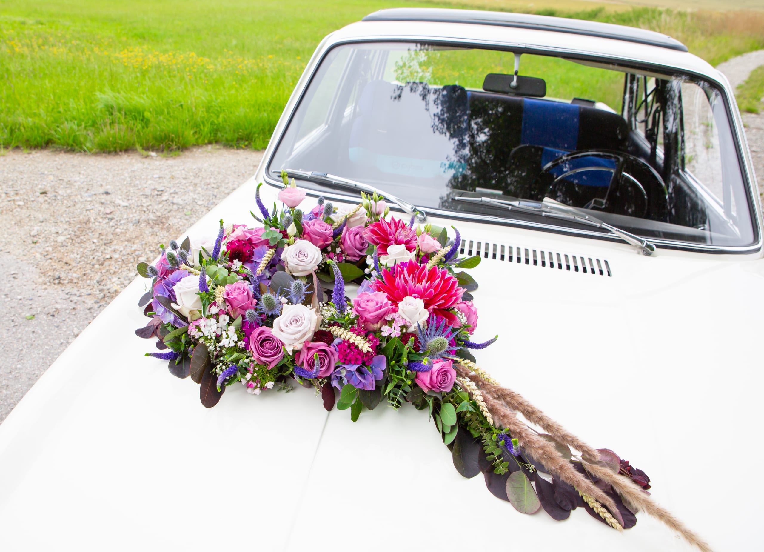 Brautstrauß mit farbenfrohen Rosen auf weißem Oldtimer — Hochzeit in Bayern