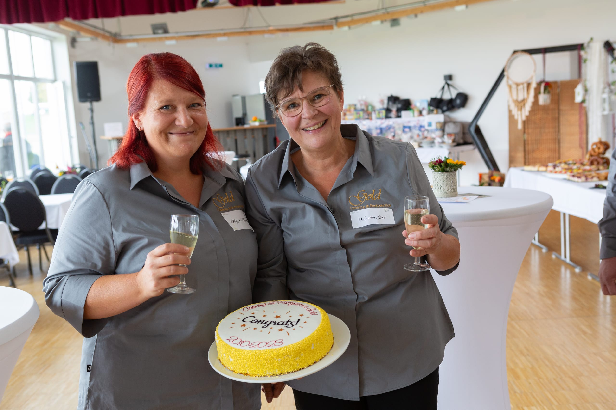 Katja Noffke und Veronika Gold mit Jubiläumstorte